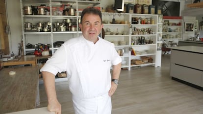 El cocinero Martín Berasategui tiene un truco, desde los años ochenta, para preparar el pescado.