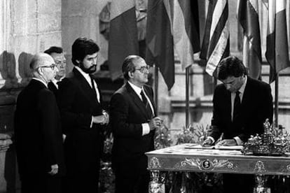 Felipe González, Fernando Morán (centro) y Manuel Marín (izquierda) firman el tratado de adhesión de España a la Comunidad Europea en junio de 1985.