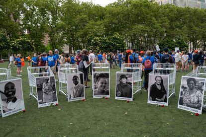 Monumento a las personas asesinadas en una tienda en Buffalo durante la protesta en el distrito de Brooklyn de la ciudad de Nueva York.