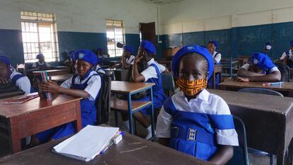 Las alumnas de Colegio de Educación Secundaria para niñas de Freetown, en Sierra Leona, en su primer día de clase el 5 de octubre de 2020.