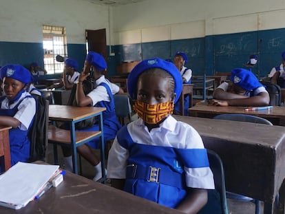 Las alumnas de Colegio de Educación Secundaria para niñas de Freetown, en Sierra Leona, en su primer día de clase el 5 de octubre de 2020.