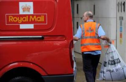 Un empleado de correos transporta sacas en Londres (Reino Unido). EFE/Archivo