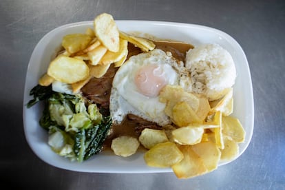 Bitoque, un plato típico portugués que consiste en un filete de cerdo o ternera acompañado de patatas fritas, arroz, verdura y huevo.