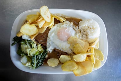 Bitoque, un plato típico portugués que consiste en un filete de cerdo o ternera acompañado de patatas fritas, arroz, verdura y huevo. 