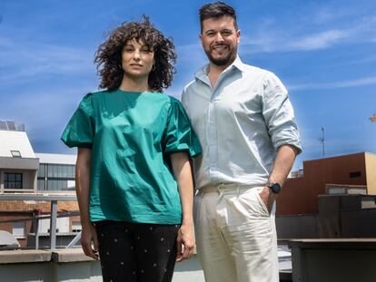 Ana Mariño y Martín Barreiro, autores del libro 'El extraordinario Planeta A', el miércoles en la sede de EL PAÍS en Madrid.