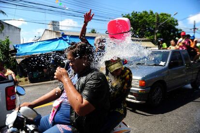 Ni los motoristas se libran de ser parte del festival del agua. En la imagen, una moto es rociada con agua en una de las calles de la provincia de Narathiwat.