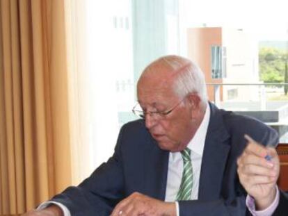 El presidente de la Fundaci&oacute;n Caja Rural de Ja&eacute;n, Jos&eacute; Luis Garc&iacute;a-Lomas Hern&aacute;ndez, durante la firma de un convenio.