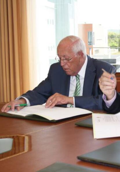 El presidente de la Fundación Caja Rural de Jaén, José Luis García-Lomas Hernández, durante la firma de un convenio.