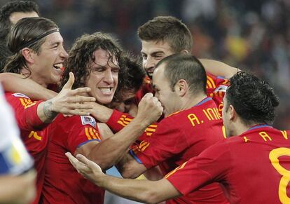 Los jugadores de la selección Sergio Ramos (izquierda), Puyol (segundo izquierda) , Piqué (tercero derecha) , Iniesta ( segundo derecha) y Xavi (derecha) , se abrazan tras el gol de Puyol en el minuto 73 que dio el pase a la final a La Roja.