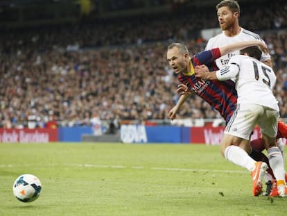 Iniesta s'escapa de Xabi Alonso i Carvajal a l'últim clàssic del Bernabéu.