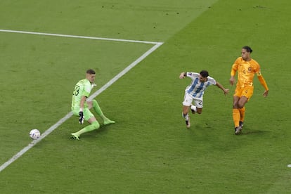 Nahuel Molina dispara paga gol en el partido de cuartos entre Países Bajos y Argentina.