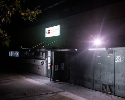 Fachada a oscuras del Punto de Atención Continuada de García Noblejas.