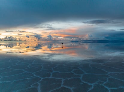 Imagen hecha con dron de un hombre paseando por el salar de Uyuni.