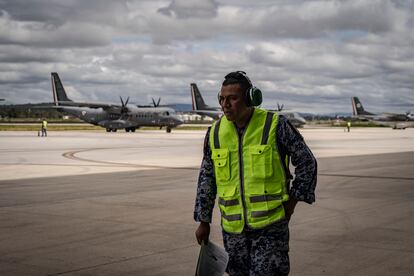 Un operario de la base aérea militar de Santa Lucia antes del despegue de los aviones que sobrevolaron la Ciudad de México durante en desfile.