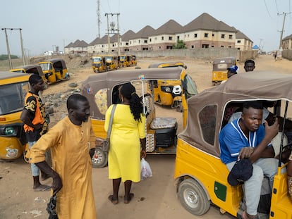 Puesto de triciclos-taxi a lo largo de la carretera del aeropuerto. Abuya (Nigeria).