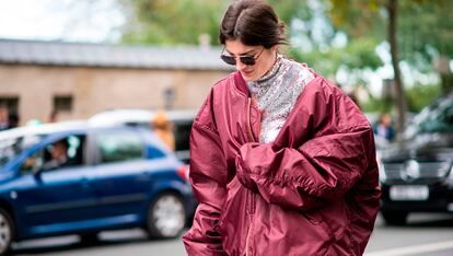 Jersey de lentejuelas + bomber XXL en tejido deportivo, otra combinación que define a la perfección esta tendencia.