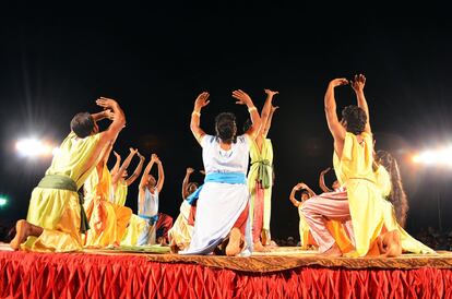El grupo teatral Janakaraliya representa 'Charandas', la adaptación teatral de la obra india 'Charandas Chor' creada por el dramaturgo Habib Tanvir.