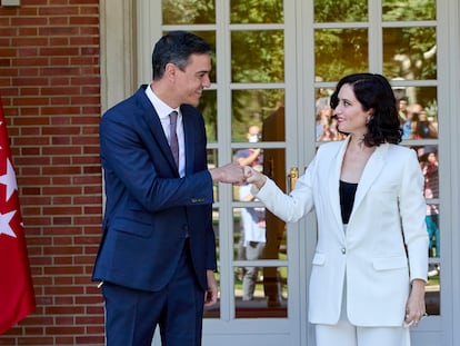 El presidente del Gobierno, Pedro Sánchez, con la presidenta de la de la Comunidad de Madrid, en La Moncloa en 2021.