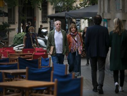 Terrazas en la calle de Enric Granados que apenas dejan espacio para el paso de las personas.