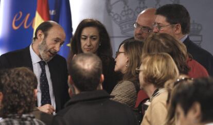 El ministro del Interior, Alfredo Prez Rubalcaba, conversa con periodistas en La Moncloa tras la reunin del Consejo de Ministros.