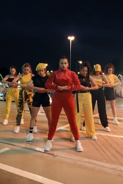 Pili, hermana de la cantante, es la propietaria del llamativo chándal rojo de terciopelo que protagoniza varias secuencias del videoclip. Es de Danielle Guizio y lo lleva con unas GoSexy blancas. "El rojo ha sido un color importante en el vídeo y creo que es una seña de identidad de Rosalía", explica la estilista.