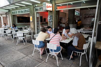 Comensales revisan la carta en la Taquería Gabriel, en Ciudad de México. En marzo de 2024.