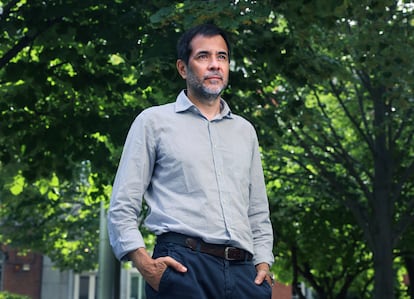 Luis Solano, cuya editorial Libros del Asteroide cumple 20 años, el 19 de junio de 2025 en los jardines del Real Observatorio Astronómico de Madrid.