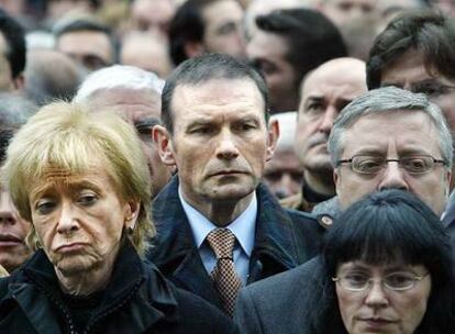 María Teresa Fernández de la Vega, el <i>lehendakari</i>, Juan José Ibarretxe, y José Blanco, en la concentración de Mondragón.