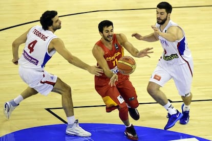 Ricky Rubio, Markovic y Teodosic pugnan por el bal&oacute;n.