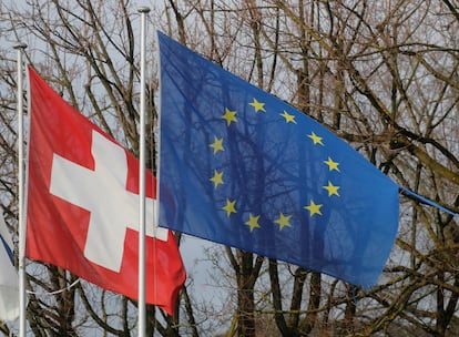 La bandera suiza, junto a la europea, en la localidad helvética de Steinhausen.