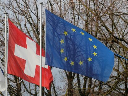 La bandera suiza, junto a la europea, en la localidad helvética de Steinhausen.