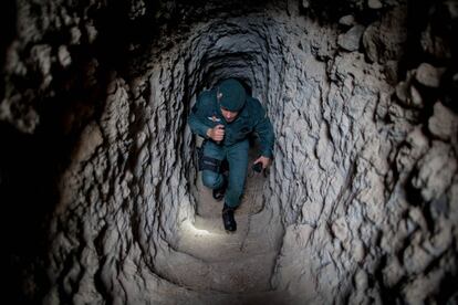 Un agente de la Guardia Civil durante los trabajos de búsqueda del pequeño Gabriel Cruz en el interior de un pozo en la localidad de Las Negras (Almería), el 5 de marzo de 2018.