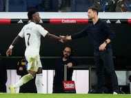 Vinicius saluda a Xabi Alonso cuando es sustituido contra el Valencia.