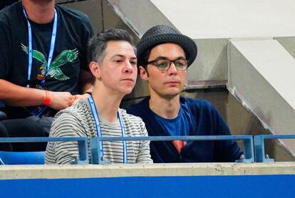 El actor de 'The Big Bang Theory', Jim Parsons, y su esposo, Todd Spiewack, en el partido de Rafa Nadal.