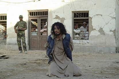 El actor Riz Ahmed, que interpreta a Shafiq Rasul, en un fotograma de <i>Camino a Guantánamo</i>.