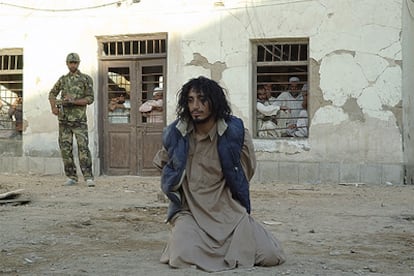 El actor Riz Ahmed, que interpreta a Shafiq Rasul, en un fotograma de <i>Camino a Guantánamo</i>.