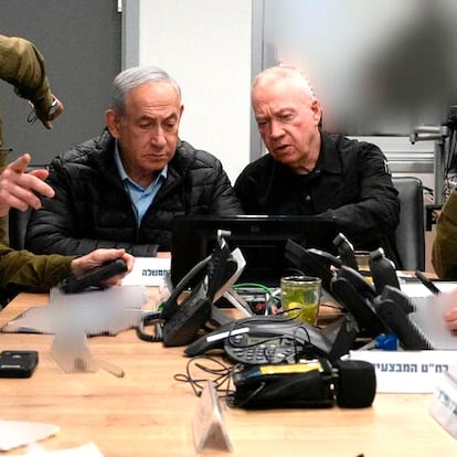 AME1192. TEL AVIV (ISRAEL), 26/10/2024.- Fotografía cedida por la Ministerio de Defensa de Israel del primer ministro Benjamín Netanyahu (c) siguiendo el ataque a Irán junto al ministro de Defensa, Yoav Gallant, este sábado, en la base militar de Kyria en Tel Aviv (Israel). Las Fuerzas de Defensa de Israel (FDI) anunciaron que iniciaron en la madrugada de este sábado ataques contra objetivos militares iraníes. Por medio de un comunicado, las FDI indicaron que la ofensiva se lleva a cabo en respuesta a meses de continuos ataques de Irán contra Israel, incluidas algunas acciones desde el suelo iraní. EFE/ Oficina del Primer Ministro Israelí /SOLO USO EDITORIAL/ SOLO DISPONIBLE PARA ILUSTRAR LA NOTICIA QUE ACOMPAÑA (CRÉDITO OBLIGATORIO)