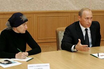 Vladímir Putin, durante su reunión en Moscú con familiares de las víctimas de Beslán.