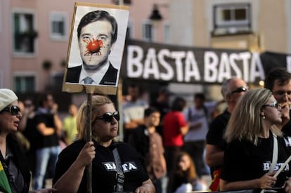 Una portuguesa se mofa del primer ministro de Portugal, Pedro Passos Coelho, en una marcha en Lisboa en 2012.