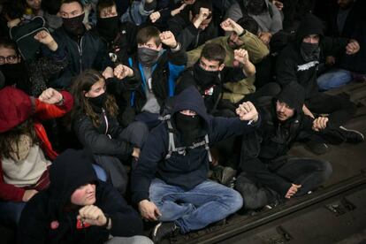 Manifestantes cortan la circulación de trenes en la estación de plaça Catalunya, en Barcelona.
