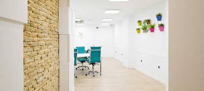 Tres salas coworking , varias zonas de descanso, una sala reuniones y una oficina privada. ¿Para qué quieres más?