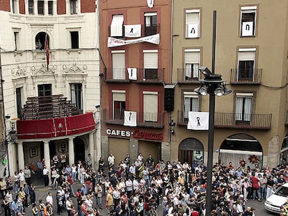 Concentración en la plaza de Sant Pere de Berga durante el funeral del joven asesinado.