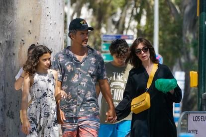 Paz Vega junto a su marido, Orson Salazar, y sus hijos Ava y Orson, en Málaga el pasado julio.