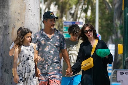 Paz Vega junto a su marido, Orson Salazar, y sus hijos Ava y Orson, en Málaga el pasado julio.