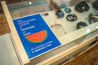 El mostrador de la tienda de ropa 'Quality', en Madrid, presenta otro cartel en apoyo a Palestina.