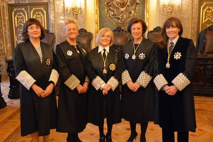 De izquierda a derecha: María Lourdes Arastey, María Luisa Segoviano, Milagros Calvo, Rosa Virolés y María Luz García Paredes, magistradas de la Sala de lo Social del Tribunal Supremo.