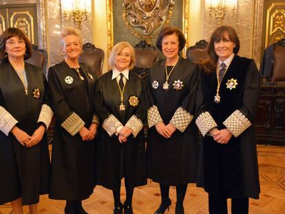 De izquierda a derecha: María Lourdes Arastey, María Luisa Segoviano, Milagros Calvo, Rosa Virolés y María Luz García Paredes, magistradas de la Sala de lo Social del Tribunal Supremo.