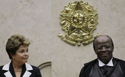 Joaquim Barbosa y la presidenta Dilma Rousseff, ayer en Brasilia.