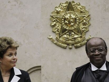 Joaquim Barbosa y la presidenta Dilma Rousseff, ayer en Brasilia.