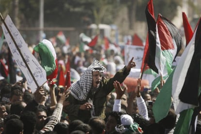 Manifestantes ondean banderas palestinas en Gaza para pedir el fin de la división entre Fatah y Hamás.
